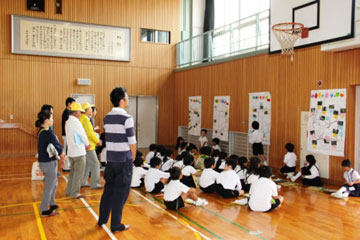 児童の発表に立ちあう指導員や保護者 児童の発表に立ちあう指導員や保護者