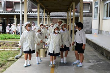 給食を教室へ運ぶ給食当番のよい子たち 給食を教室へ運ぶ給食当番のよい子たち