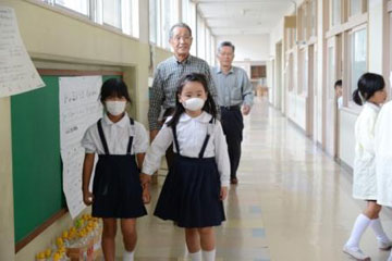 児童にエスコートでそれぞれの教室へ向かう招待者 児童にエスコートでそれぞれの教室へ向かう招待者