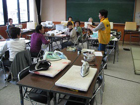 作業の説明をする本澤委員 作業の説明をする本澤委員