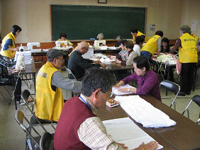 一斉に作業に取りかかる皆さん 一斉に作業に取りかかる皆さん