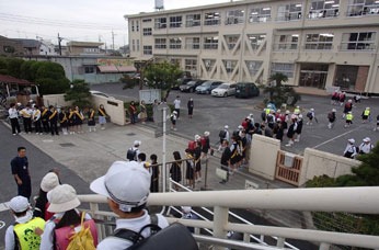 小学校校門登校風景 小学校校門登校風景