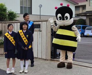 富山中学校正門付近(2)マナビーも一緒に 富山中学校正門付近(2)マナビーも一緒に