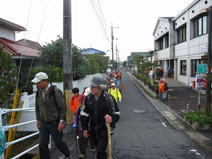 富山公民館を出発 富山公民館を出発