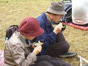 豚汁を食べる参加者 豚汁を食べる参加者