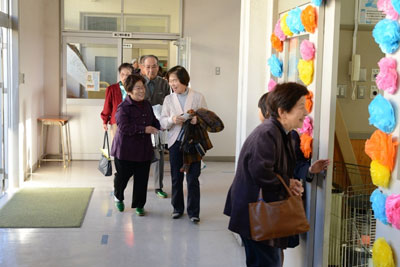 会場へ向かう高齢者たち 会場へ向かう高齢者たち