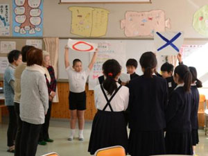 ふれあいタイムで談笑する参加者 ふれあいタイムで談笑する参加者