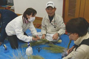 綯い方を教える福森副会長 綯い方を教える福森副会長