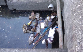 用水路(駐輪場東)のごみ 用水路(駐輪場東)のごみ