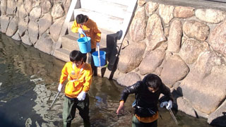 ごみを拾うため川に入る中学生ボランティア ごみを拾うため川に入る中学生ボランティア
