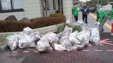 回収したごみの山 回収したごみの山