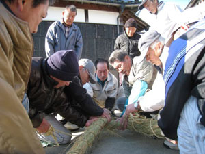 大注連縄の組み立て 大注連縄の組み立て