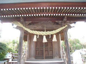 新しくなった本殿の大注連縄 新しくなった本殿の大注連縄