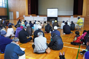 防災情報の活用DVDを見る参加者 防災情報の活用DVDを見る参加者