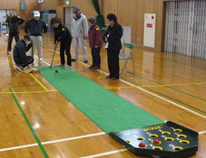 スカットボールに興じる参加者 スカットボールに興じる参加者