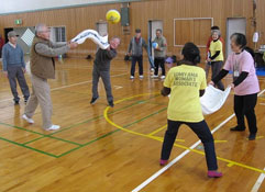 キャッチボールに興じる参加者 キャッチボールに興じる参加者