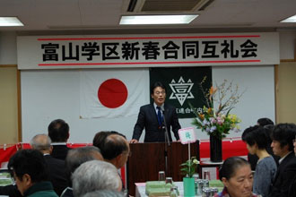 来賓あいさつする粕谷中区長 来賓あいさつする粕谷中区長