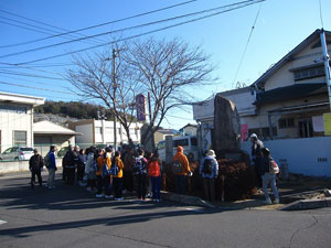 上水道記念碑等の前で説明 上水道記念碑等の前で説明
