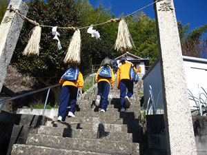 天地天満宮への急な石段を上る 天地天満宮への急な石段を上る