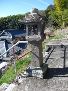 天地天満宮境内の古い灯篭 天地天満宮境内の古い灯篭