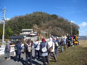倉安川排水機場横から柾木山城址を望む 倉安川排水機場横から柾木山城址を望む