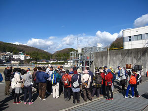 宇根山係長から説明を聞く参加者 宇根山係長から説明を聞く参加者