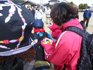 宝さがしゲームで拾い集めたペットボトルのふた 宝さがしゲームで拾い集めたペットボトルのふた