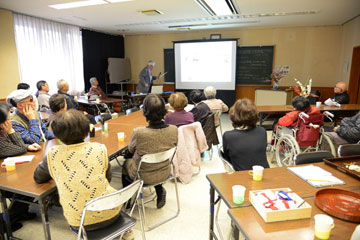 「昔とみやま写真館」を上映〜講演する小野田氏 「昔とみやま写真館」を上映〜講演する小野田氏
