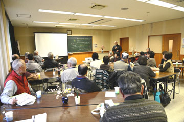講師と演目の紹介をする民児協の難波会長 講師と演目の紹介をする民児協の難波会長