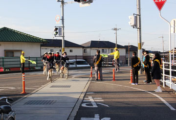 先生や仲間たちに迎えられて登校する中学生(富山橋交差点) 先生や仲間たちに迎えられて登校する中学生(富山橋交差点)