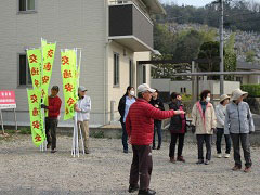 設置手順の説明を受ける参加者 設置手順の説明を受ける参加者