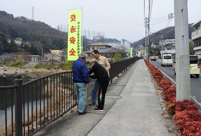 池の内に旗を設置する方々 池の内に旗を設置する方々