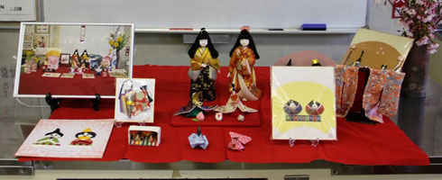 会場正面に飾られたおひなさま 会場正面に飾られたおひなさま