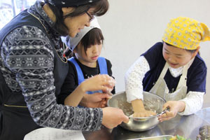 デザートの白玉ぜんざいの粉を練る子ども デザートの白玉ぜんざいの粉を練る子ども