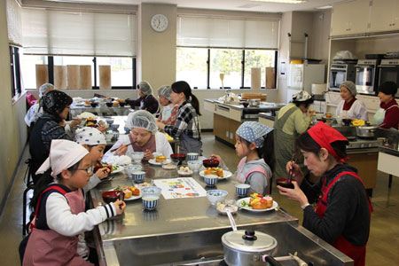 でき上がったお料理で会食しました。 でき上がったお料理で会食しました。