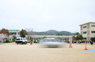 歩行者ダミーに猛スピードで迫る乗用車 歩行者ダミーに猛スピードで迫る乗用車