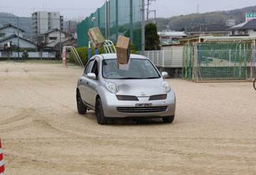 ブレーキを踏む暇もなく、ダミーは宙に舞った ブレーキを踏む暇もなく、ダミーは宙に舞った