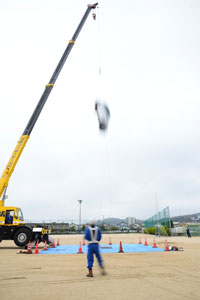 地上14メートルから真っ逆さまに落下しはじめた乗用車 地上14メートルから真っ逆さまに落下しはじめた乗用車