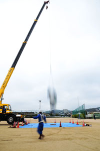 猛スピードで地上に激突寸前の車 猛スピードで地上に激突寸前の車