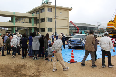 前部が大破した普通車に群がる“恐いもの見たさ” 前部が大破した普通車に群がる“恐いもの見たさ”