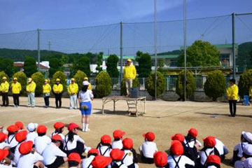 児童代表から感謝のことばを受ける見守り隊と青パト隊 児童代表から感謝のことばを受ける見守り隊と青パト隊