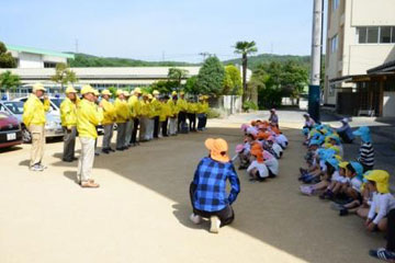 浜辺会長の話を聞く富山幼稚園のよい子たち 浜辺会長の話を聞く富山幼稚園のよい子たち