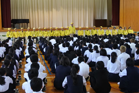 全校生徒の前で講話する浜辺会長と参加隊員たち 全校生徒の前で講話する浜辺会長と参加隊員たち