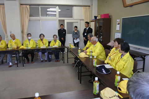 江口校長から歓迎のあいさつをうける対面行事の参加t隊員 江口校長から歓迎のあいさつをうける対面行事の参加t隊員