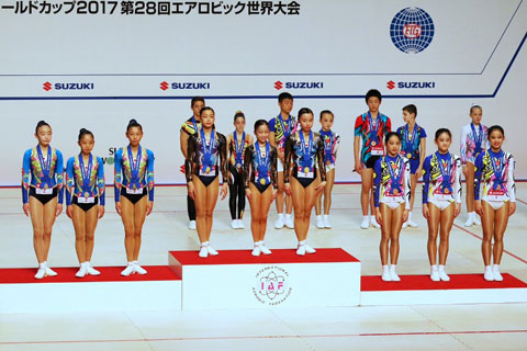 表彰式(中央左が麻央さん) 表彰式(中央左が麻央さん)