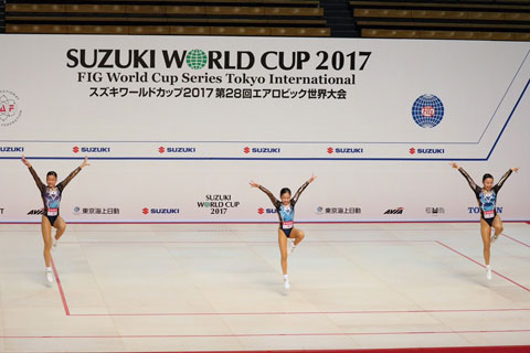 世界大会で演技中の麻央さん(向かって左) 世界大会で演技中の麻央さん(向かって左)