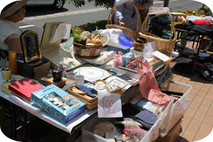 出品された衣類や調度品 出品された衣類や調度品