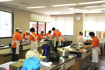 カフェ出店準備に忙しい富山学区婦人会 カフェ出店準備に忙しい富山学区婦人会