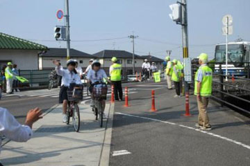 富山橋交差点を通過して行く登校生徒たち 富山橋交差点を通過して行く登校生徒たち