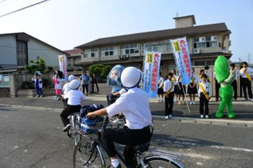 富中正門前でお出迎えする着ぐるみ4体 富中正門前でお出迎えする着ぐるみ4体